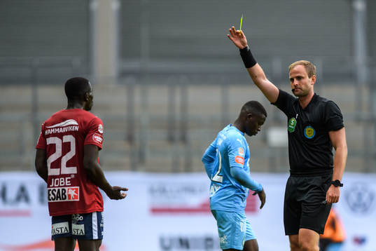 Örgrytes Bubacarr Jobe tilldelas en varning av domare