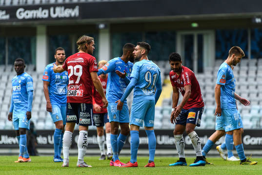 Örgrytes Danny Ervik och AFC Eskilstunas Gabriel Somi i