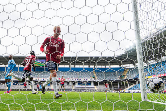 Örgrytes Adam Bergmark Wiberg hämtar bollen