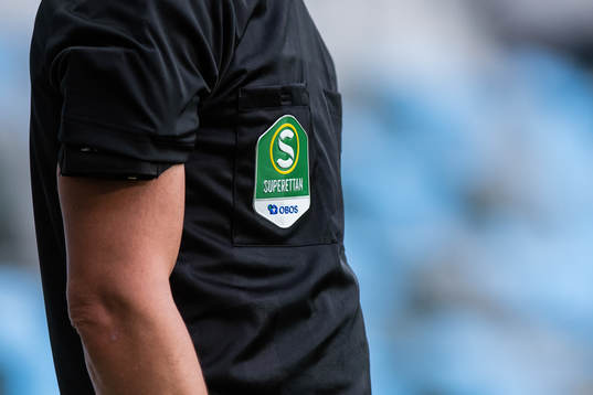 Superettan logotyp på en assisterande domares tröja