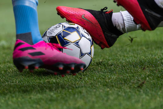 Fotbollsskor vid en boll