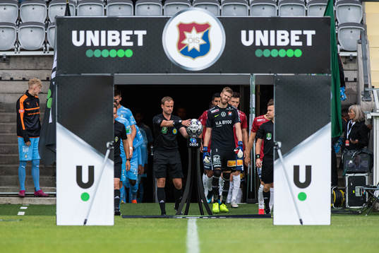 Domare Richard Sundell plockar upp matchbollen
