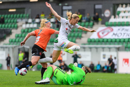 Rosengårds Mimmi Larsson mot Kristianstads målvakt Brett