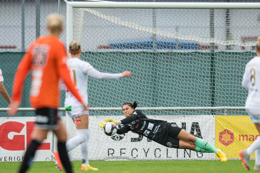 Rosengårds målvakt Zecira Musovic gör en räddning