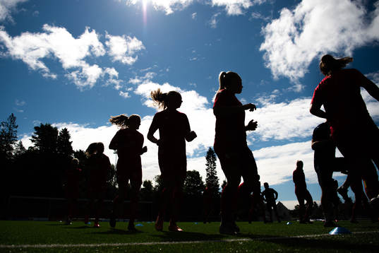 Players of Røa warm up