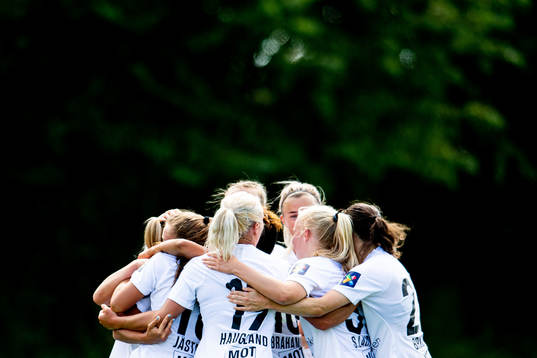 Players of Arna-Bjørnar celebrate 0-1