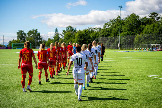 Rebecka Holum of Røa and Meryll Abrahamsen of Arna-Bjørnar