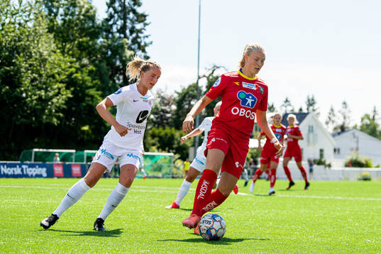 Helene Gloppen of Arna-Bjørnar and Tuva Lotte Leschbrandt