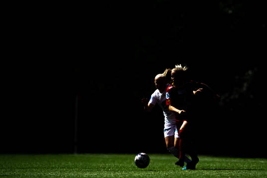Linnea Laupstad of Arna-Bjørnar and Frida Berg Lyshoel of