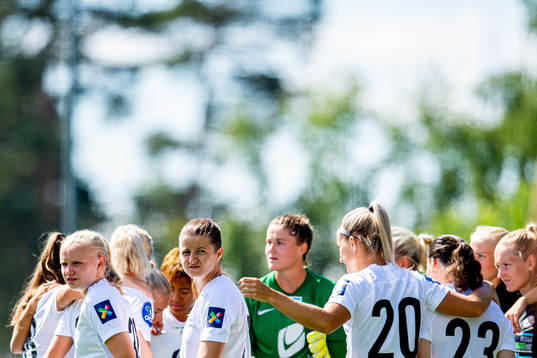 Linnea Laupstad, Åsne Takle Eide and teammates of