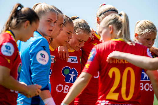Mathilde Harviken and teammates of Røa