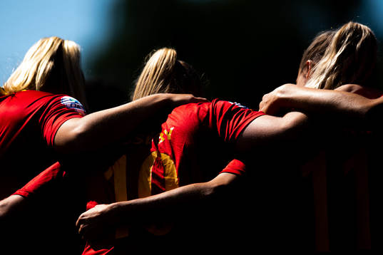 Players of Røa gather in a circle