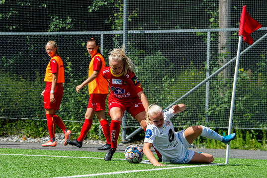 Frida Berg Lyshoel of Røa and Linnea Laupstad of