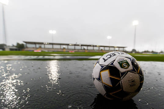 Vy över en fotboll och planen