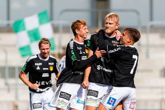 GAIS Carl Elfgren Nyström jublar med lagkamrater