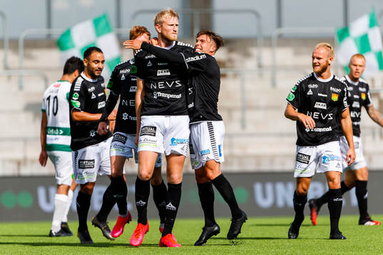 GAIS Carl Elfgren Nyström jublar med lagkamrater