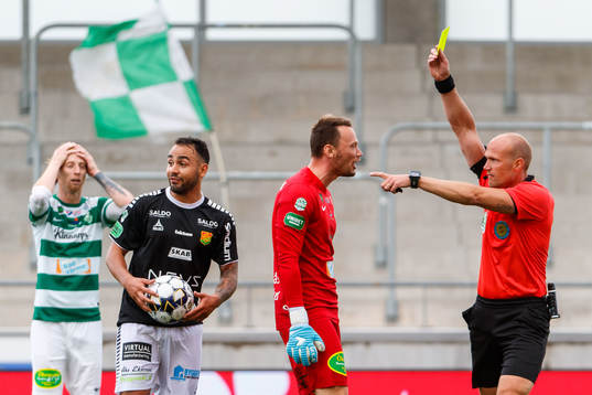 Västerås målvakt Anton Fagerström reagerar på ett