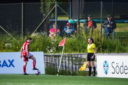 Supportrar utanför LF Arena