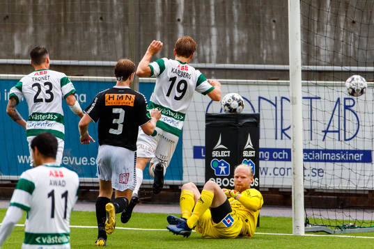 GAIS målvakt Mathias Karlsson med en räddning