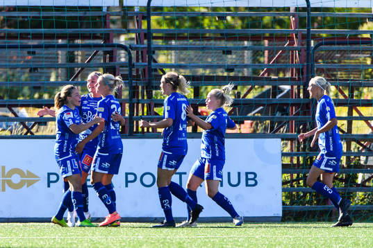 Örebros Alfred Ajdarevic jublar med lagkamrater