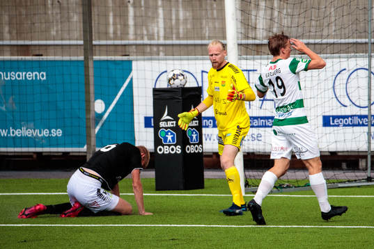 GAIS Carl Elfgren Nyström och målvakt Mathias Karlsson,