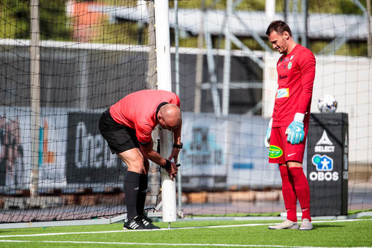 domare  Patrik Eriksson och Västerås målvakt Anton