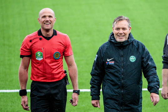 domare  Patrik Eriksson och Västerås tränare Thomas