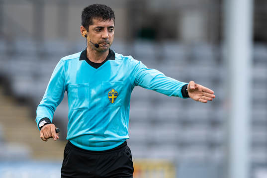 Domare Mohammadreza Faghani dömer straffspark till