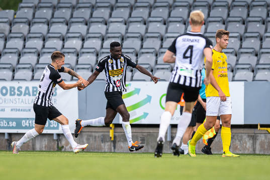 Landskronas Patrick Nwadike jublar med lagkamrater