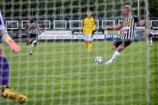 Landskronas Linus Olsson gör 2-1 på straffspark