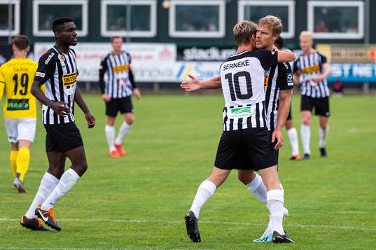 Landskronas Linus Olsson jublar med lagkamrater