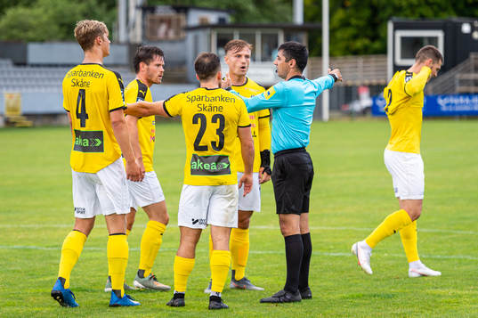 Lunds spelare reagerar mot ett domslut av domare