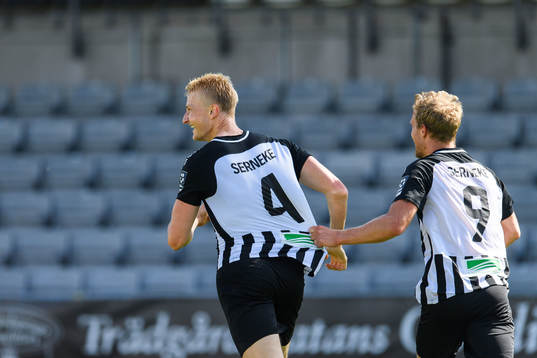 Landskronas Viktor Wihlstrand och Linus Olsson jublar