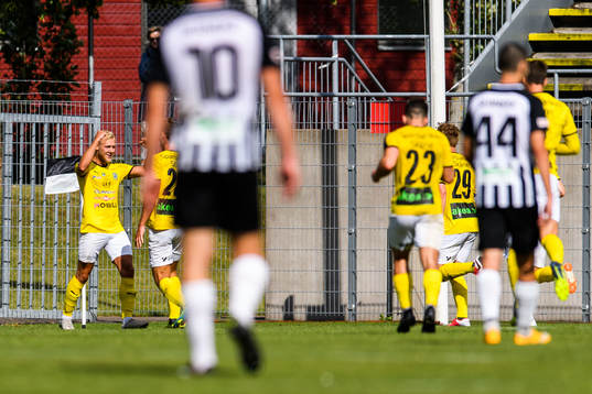 Lunds Jesper Möller jublar med lagkamrater