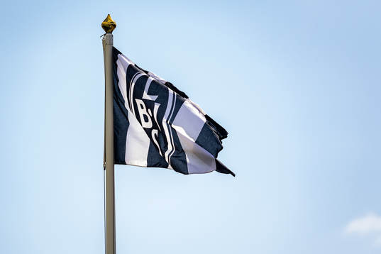 Flagga med Landskrona BoiS klubbmärke på