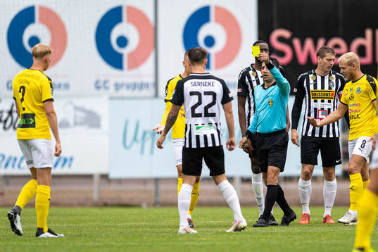 Domare Mohammadreza Faghani ger gult kort till Lunds Jakob