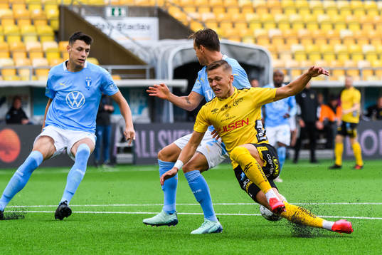 Malmö FFs Anel Ahmedhodzic och Eric Larsson mot Elfsborgs