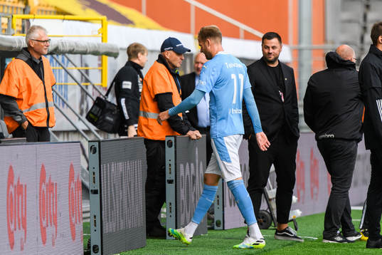 Malmö FFs Ola Toivonen lämnar planen