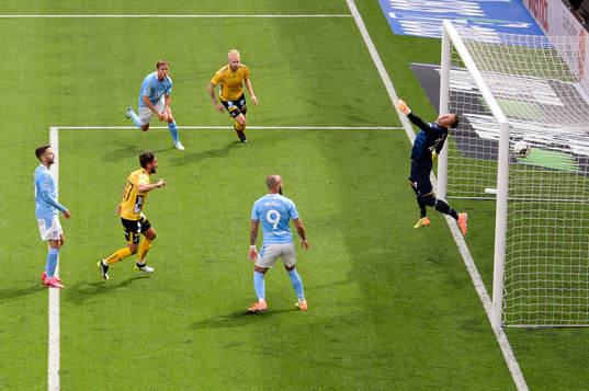 Elfsborgs Frederik Holst gör 1-0 bakom Malmö FFs målvakt