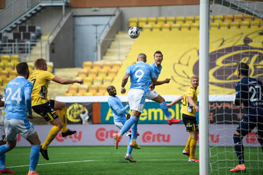 Malmö FFs Arnór Traustason nickar undan bollen