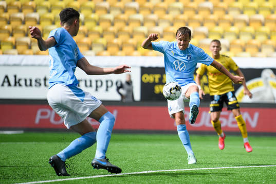 Malmö FFs Eric Larsson rensar undan i eget straffområde