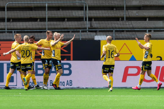 Elfsborgs Frederik Holst jublar med Per Frick, Simon