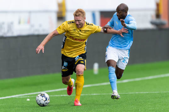 Elfsborgs Sivert Heltne Nilsen och Malmö FFs Fouad Bachirou