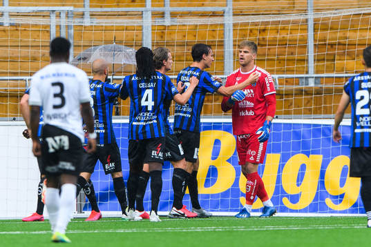 Sirius målvakt Lukas Jonsson jublar med lagkamrater