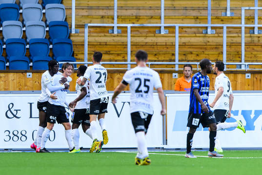 Örebros Robin Book jublar med lagkamrater
