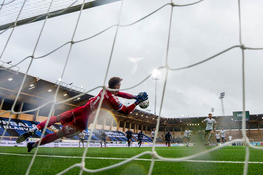 Sirius målvakt Lukas Jonsson räddar en straffspark