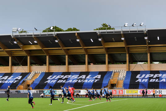 Spelarna håller värmen medan led-panelen välts upp