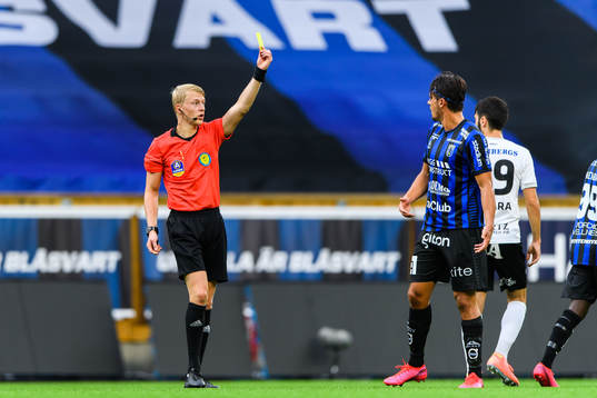 Sirius Stefano Vecchia får en varning av domare Adam