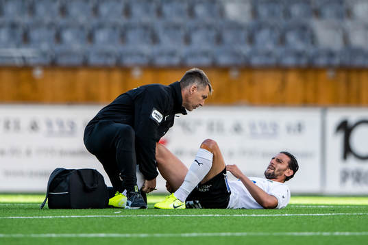 Örebros Agon Mehmeti får läkarvård