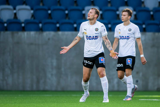 Örebros Andreas Skovgaard reagerar